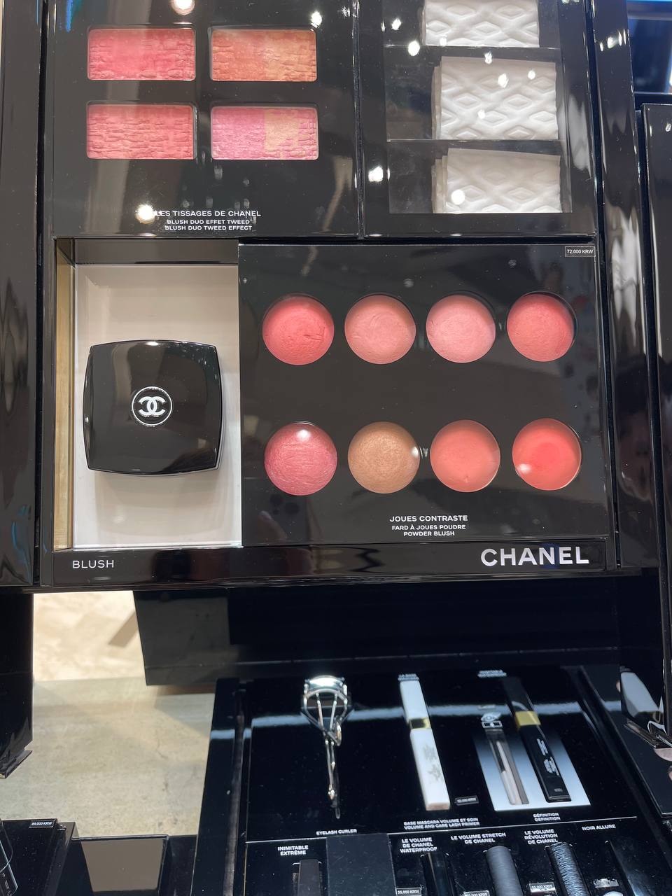 СНАNEL&lt;br&gt;
&lt;br&gt;
Бренд, про который мы все знаем. Занимает Олимп женской моды🔝&lt;br&gt;
&lt;br&gt;
Рекомендую обратить внимание на пудры и румяна, бронзатор. Даже просто зеркало Chanel привнесет шарм в вашу сумку.&lt;br&gt;
&lt;br&gt;
У меня есть пудра Chanel, и знаете как я к ней отношусь? С большим уважением и трепетом😁😎 Она украшение любой моей сумки.&lt;br&gt;
&lt;br&gt;
По этикету:&lt;br&gt;
 за столом можно только пудрить нос или посмотреть в зеркало. Губы и прочее мы красим в уборной. &lt;br&gt;
&lt;br&gt;
Поэтому это тот предмет косметики, который у всех на виду.&lt;br&gt;
&lt;br&gt;
Я бы вторую купила даже не думая, но она настолько долговечная, что думаю только через год.&lt;br&gt;
&lt;br&gt;
Пудра в черной палетке - 9.500 ₽&lt;br&gt;
Пудра в молочной палетке - 10.000 ₽&lt;br&gt;
Бронзер/румяна - 8.100 ₽&lt;br&gt;
Зеркало Chanel - 5.500 ₽&lt;br&gt;
&lt;br&gt;
Все цены с учетом доставки до Москвы, 16го мая будет в Мск. В Мск - самовывоз или Яндекс доставка, почта, сдэк, боксберри (за счет покупателя). &lt;br&gt;
&lt;br&gt;
Декоративная косметика Chanel в России не продаётся сейчас, только уходовая❌&lt;br&gt;
&lt;br&gt;
Кто хочет приобрести - пишите мне в личные сообщения @dayana_stylist❤️&lt;br&gt;
&lt;br&gt;
 📍Выкупаю 2 дня - 10-11 мая title=
