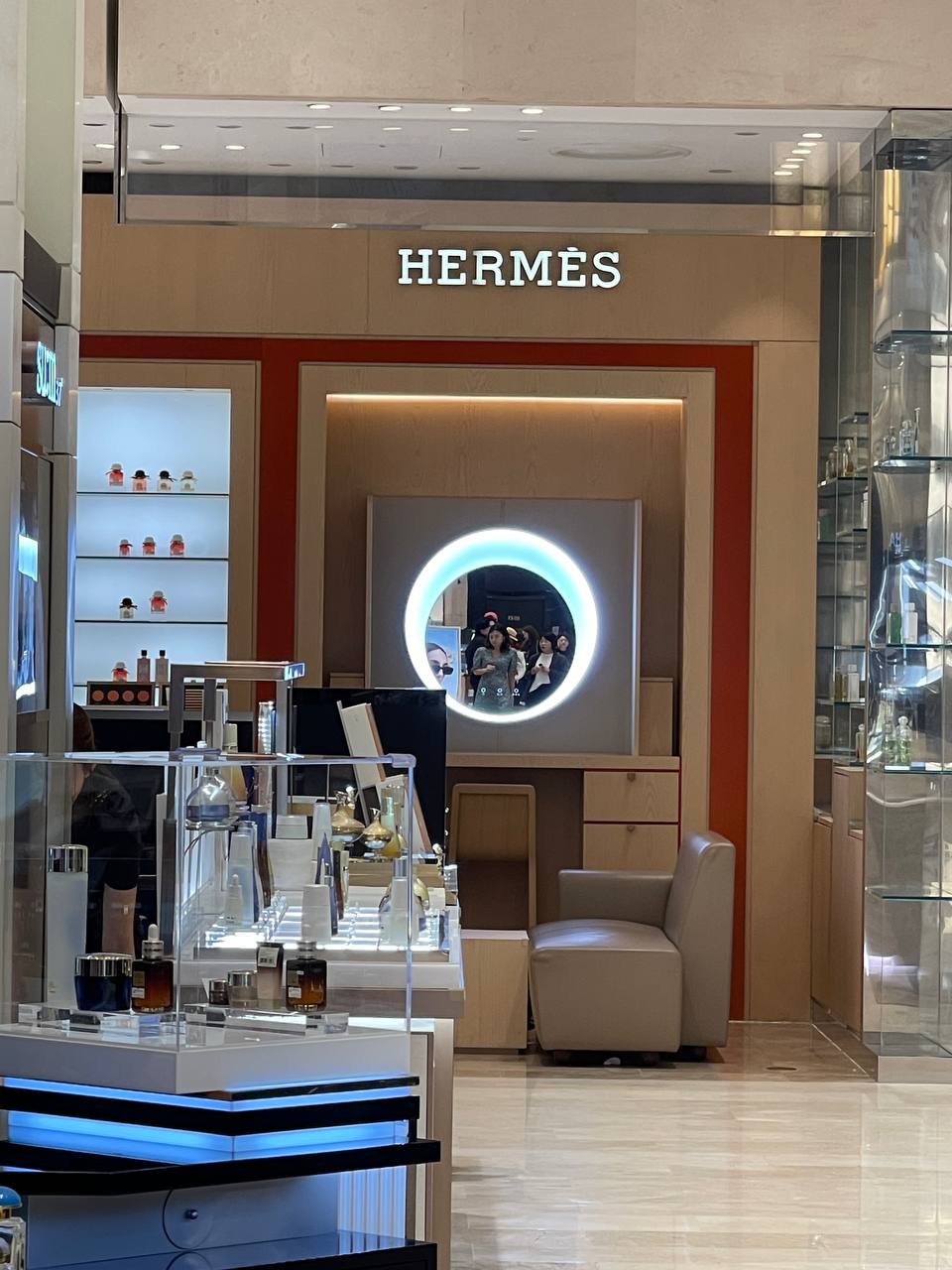 Hermes&lt;br&gt;
&lt;br&gt;
Это элитный бренд, за которым охотятся девушки со всего мира. Я сама охочусь и жду когда появится наличие на определенную модель. Хочу купить, а ее нет - представляете. И цена здесь не имеет значения. Такова политика Бренда🔥&lt;br&gt;
&lt;br&gt;
Также обратите внимание на косметику: пудры и бронзаторы и бальзамы для губ. Поселедним сама пользуюсь - нравится. Такой дорогой оттенок, с помадой не сравнится. Аналог еще не нашла. &lt;br&gt;
&lt;br&gt;
Также как и Chanel - холю и лелею, заканчиваться не собирается😅купила в прошлом году.&lt;br&gt;
&lt;br&gt;
Бальзамы для губ - 9900 р (4 оттенка)&lt;br&gt;
Пудра - 12.800 р, разные оттенки, &lt;br&gt;
Бронзатор/румяна - 10.500 р, разные оттенки&lt;br&gt;
&lt;br&gt;
У них очень красивая и достойная подарочная упаковка🎁&lt;br&gt;
&lt;br&gt;
Все цены с учетом доставки до Москвы, 16го мая будет в Мск. Без длительных ожиданий, везу сама лично🔥. В Мск - самовывоз или Яндекс доставка, почта, сдэк, боксберри (за счет покупателя). &lt;br&gt;
&lt;br&gt;
Если что-то другое интересует, вы можете запросить наличие и стоимость в личных сообщениях.&lt;br&gt;
&lt;br&gt;
Кто хочет приобрести - пишите мне в личные сообщения @dayana_stylist❤️&lt;br&gt;
&lt;br&gt;
 📍Выкупаю 2 дня - 10-11 мая title=