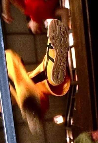 Onitsuka Tiger &lt;br&gt;
&lt;br&gt;
Японский бренд с историей🔥Именно он выпустил для фильма &laquo;Убить Билла&raquo; легендарные кроссовки в желтом цвете для Умы Турман💛&lt;br&gt;
&lt;br&gt;
Кроссовки из кожи, на тонкой подошве, очень легкие и удобные. Я буду носить с орто.стелькой.&lt;br&gt;
&lt;br&gt;
Это очень модные кроссовки, которые носят инфлюенсеры по всему миру. Как стилист, я бы их рекомендовала на 1 месте к покупке. В России их встретишь на очень модных девушках, они не так повсеместны как другие кроссовки известных брендов. За ними также идет охота, особенно на желтый цвет🔥&lt;br&gt;
&lt;br&gt;
Я их хотела купить в Стамбуле, в Дубаи - но нет. Хороший выбор именно в Азии, так как это азиатский бренд.&lt;br&gt;
&lt;br&gt;
Знали про такой бренд? title=