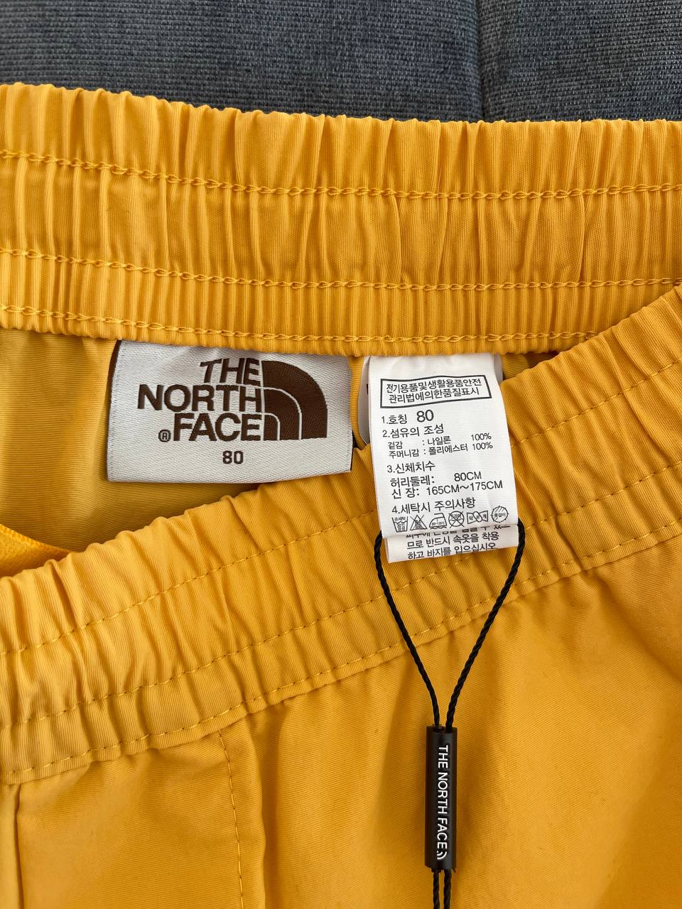 Продаются шорты The north face🩳&lt;br&gt;
&lt;br&gt;
Привезла мужу из Сеула, а они ему малы оказались🥲&lt;br&gt;
&lt;br&gt;
Подойдет на мужской размер S, рост 165-175 см. Полуобхват талии изделия 35 см (на фото). Для стройных мужчин или для подростков.&lt;br&gt;
&lt;br&gt;
Для спорта и для пляжа отлично, ткань быстросохнущая. Оригинал, куплено в официальном магазине. &lt;br&gt;
Похожие модели в России от 5 тр.&lt;br&gt;
&lt;br&gt;
Цена 4.000 р🔥 title=