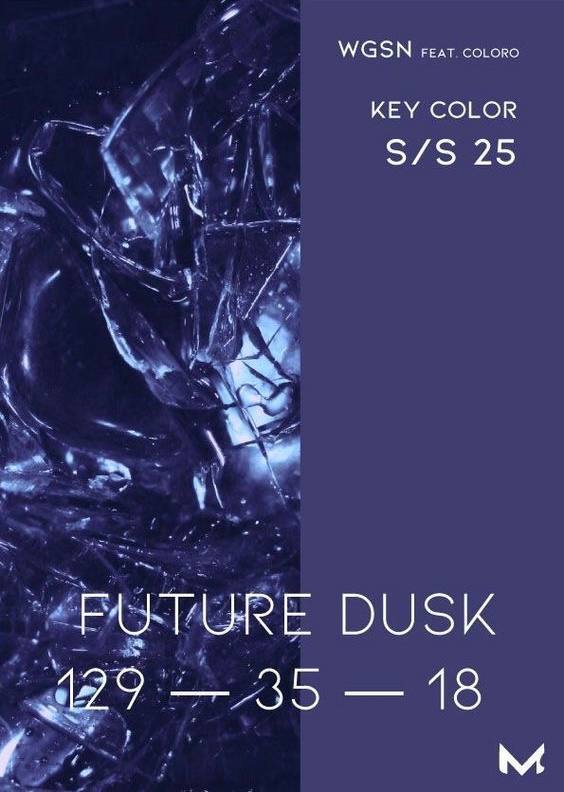 Цвет 2025 года🪻&lt;br&gt;
&lt;br&gt;
Future dusk&lt;br&gt;
&lt;br&gt;
Будущие закаты | Future Dusk &mdash; темный, угрюмый и интригующий оттенок, находящийся между синим и фиолетовым. В нем есть ощущение тайны и эскапизма, и он питает темы перехода &mdash; будь то переход от тьмы к свету или от заката к рассвету &mdash; что делает его идеальным для периода огромных перемен.&lt;br&gt;
&lt;br&gt;
Этот цвет выбран агентством WGSN + Coloro. Почему я ориентируюсь на него? Он раньше других тренд-агентств анонсирует цвета года на 2 года вперед, этот. Это отличный ориентир для брендов при планировании и создании своих коллекций. А для нас, для покупателей большая вероятность купить одежду в магазинах в таких цветах👍&lt;br&gt;
&lt;br&gt;
Как вам такой цвет? Нравится? title=