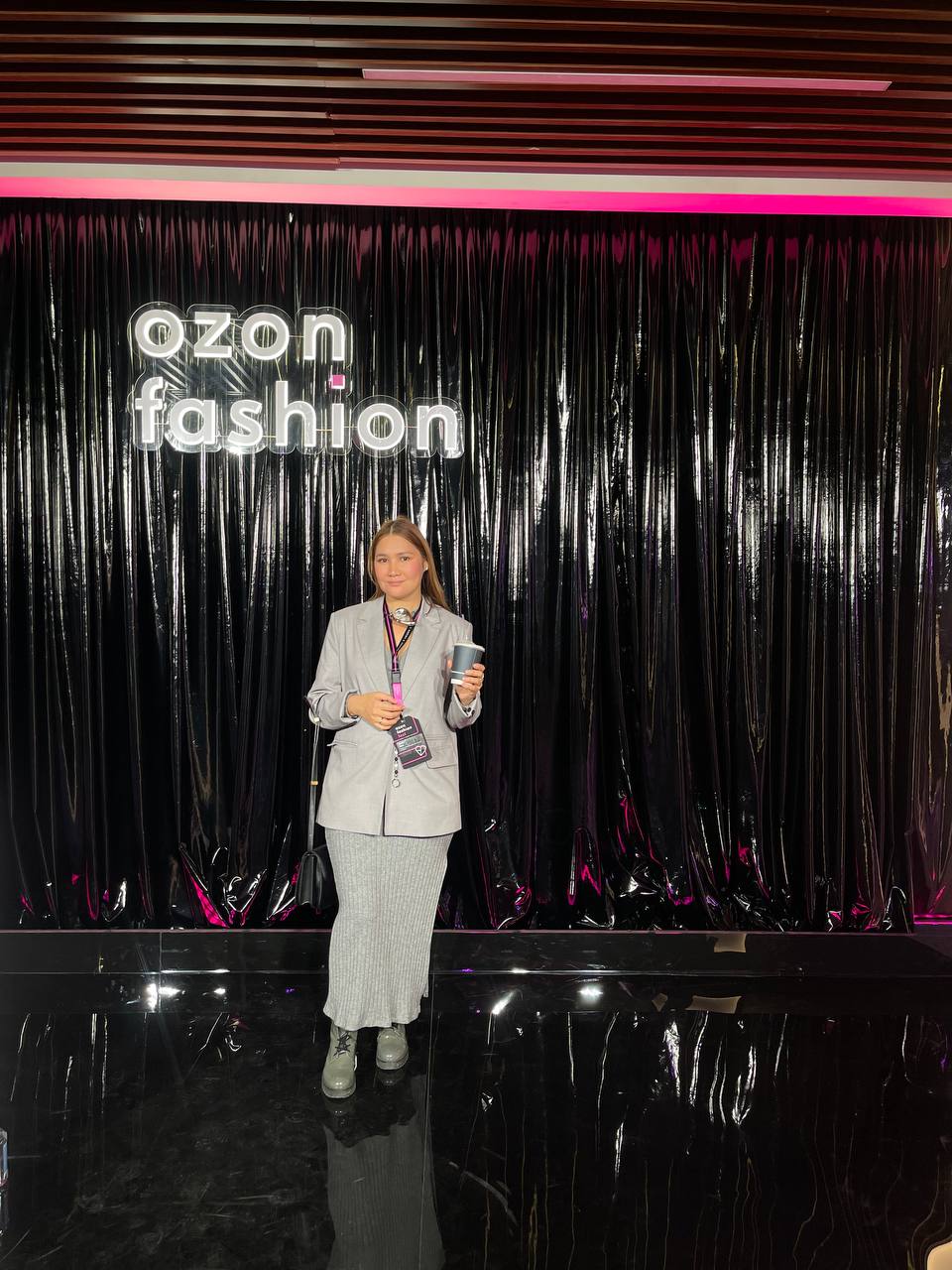 Ozon Fashion Fest &lt;br&gt;
&lt;br&gt;
Ozon сильно растет в этом году в категории Fashion (Одежда&amp;Обувь).&lt;br&gt;
&lt;br&gt;
Для нас для потребителей это хорошая новость - те, кто не любит WB, могут заказывать одежду там.&lt;br&gt;
&lt;br&gt;
Из тех плюсов, что я слышала от клиентов:&lt;br&gt;
1️⃣одежда приезжает более презентабельной в плане упаковки и за это они готовы переплатить в цене;&lt;br&gt;
2️⃣нет платных возвратов.&lt;br&gt;
3️⃣цены на некоторые товары дешевле чем на вб. &lt;br&gt;
&lt;br&gt;
И как человек, который сотрудничает с Ozon как селлер (поставщик товаров) могу сказать, что маркетплейс действительно делает для нас привлекательные условия - бесплатное хранение товаров и т.д. &lt;br&gt;
&lt;br&gt;
Даже организовывают такие стильные и масштабные мероприятия в центре Москвы с Ксенией А. Собчак. &lt;br&gt;
&lt;br&gt;
Любите Ozon? Делать оттуда подборки? title=