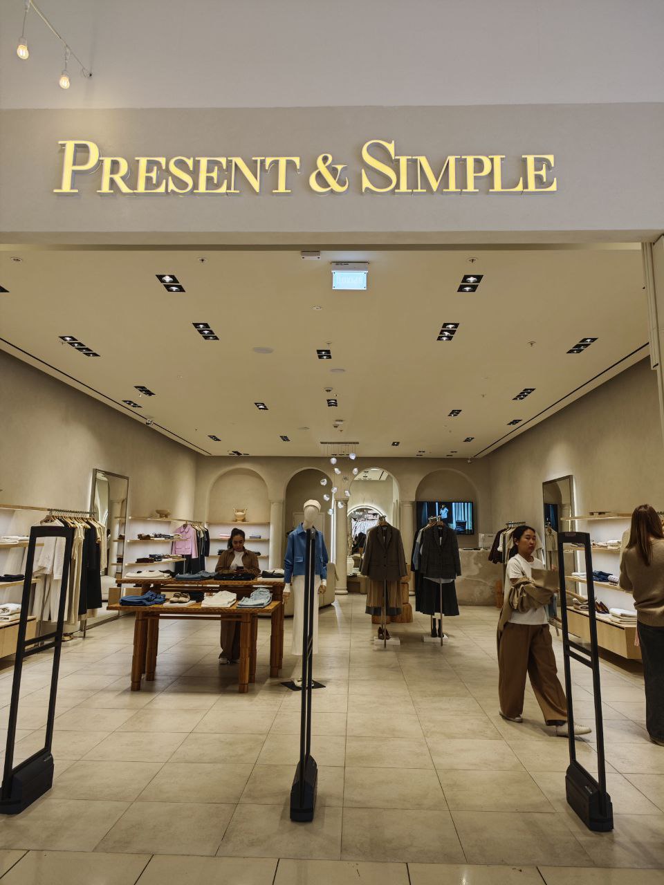 Present and Simple  &lt;br&gt;
&lt;br&gt;
Нет, это не урок английского, это название известного бренда с качественными вещами👍&lt;br&gt;
&lt;br&gt;
Смотрим здесь базу вне времени - жакеты, платья, обувь...&lt;br&gt;
&lt;br&gt;
Промокод на скидку: BAYAN 5% на онлайн покупки. title=
