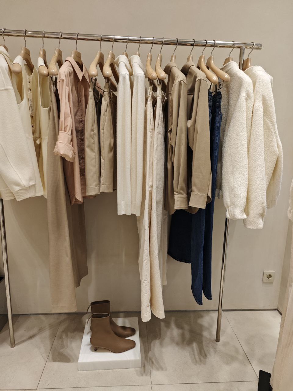 Present and Simple  &lt;br&gt;
&lt;br&gt;
Нет, это не урок английского, это название известного бренда с качественными вещами👍&lt;br&gt;
&lt;br&gt;
Смотрим здесь базу вне времени - жакеты, платья, обувь...&lt;br&gt;
&lt;br&gt;
Промокод на скидку: BAYAN 5% на онлайн покупки. title=