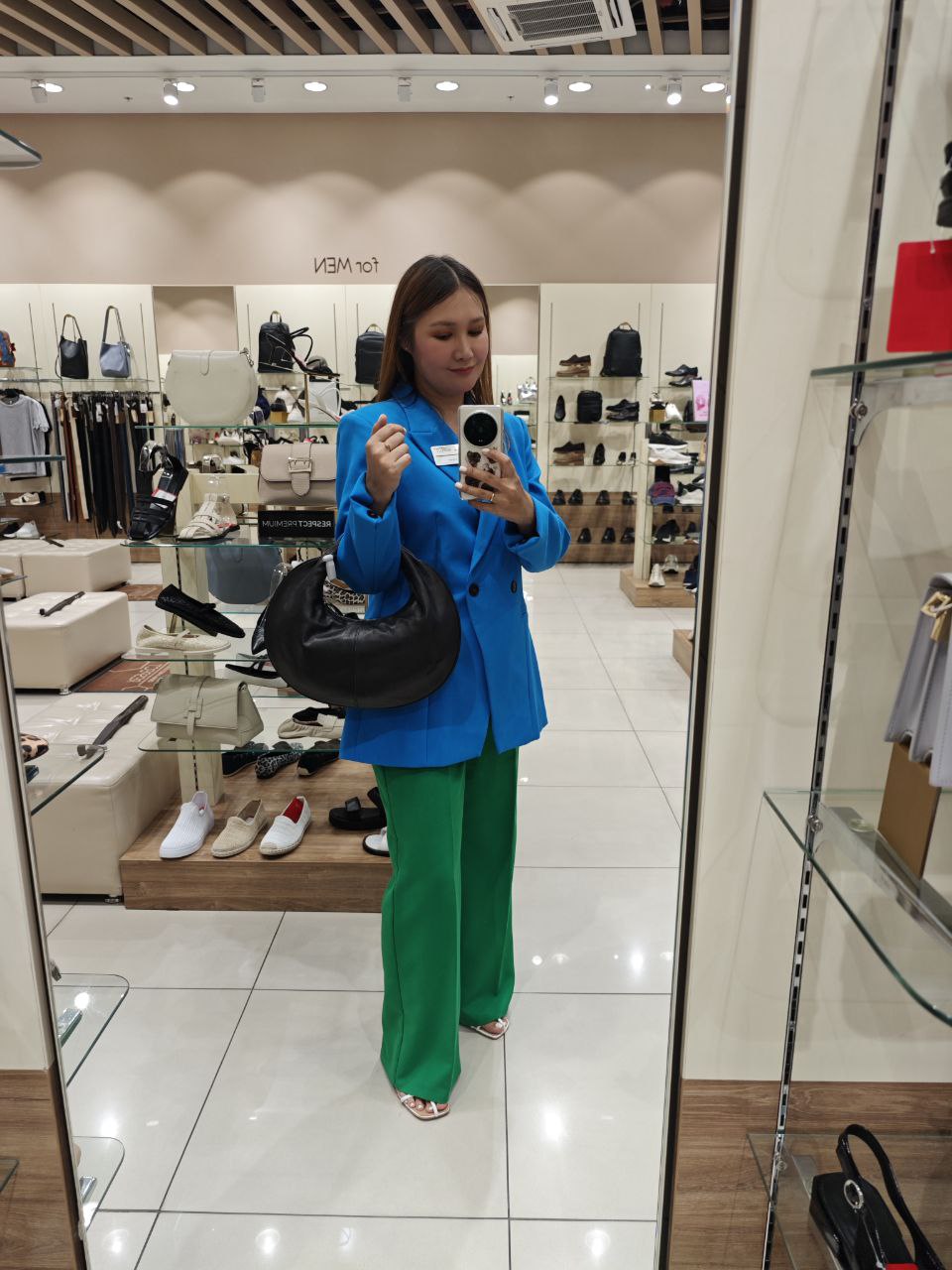 Актуальные сумки👜&lt;br&gt;
&lt;br&gt;
Сумки-багеты - вдохновлены сумками Miu Miu. Несомненный плюс - вместительность👍и бутылка воды, и зонт, много что влезает😅&lt;br&gt;
&lt;br&gt;
Ссылка на чёрную здесь (фото 1), молочную чуть поменьше здесь (фото 3).&lt;br&gt;
&lt;br&gt;
Сумка-хобо - фото 5, также плюс во вместимости👍&lt;br&gt;
&lt;br&gt;
Сумка-сэтчел вдохновлённая Hermes, фото 4. Смотрится благородно, под летний гардероб - идеально. Открыть ее целая процессия - там есть замочек, как будто несешь сумку-сейф😎а внутри все кожа. &lt;br&gt;
&lt;br&gt;
Сумка-плетенка для курортного настроения, фото 2. Внутри есть мешочек чтобы ни одно солнцезащитное средство не выпало🔥&lt;br&gt;
&lt;br&gt;
Пользуйтесь моим промокодом:&lt;br&gt;
DAYANA5, даст скидку 5% на сумму от 4999 р. title=