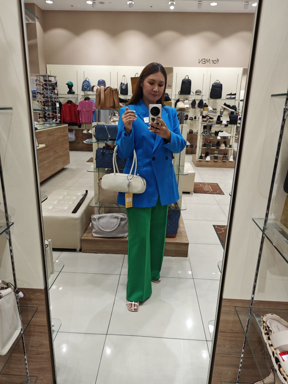 Актуальные сумки👜&lt;br&gt;
&lt;br&gt;
Сумки-багеты - вдохновлены сумками Miu Miu. Несомненный плюс - вместительность👍и бутылка воды, и зонт, много что влезает😅&lt;br&gt;
&lt;br&gt;
Ссылка на чёрную здесь (фото 1), молочную чуть поменьше здесь (фото 3).&lt;br&gt;
&lt;br&gt;
Сумка-хобо - фото 5, также плюс во вместимости👍&lt;br&gt;
&lt;br&gt;
Сумка-сэтчел вдохновлённая Hermes, фото 4. Смотрится благородно, под летний гардероб - идеально. Открыть ее целая процессия - там есть замочек, как будто несешь сумку-сейф😎а внутри все кожа. &lt;br&gt;
&lt;br&gt;
Сумка-плетенка для курортного настроения, фото 2. Внутри есть мешочек чтобы ни одно солнцезащитное средство не выпало🔥&lt;br&gt;
&lt;br&gt;
Пользуйтесь моим промокодом:&lt;br&gt;
DAYANA5, даст скидку 5% на сумму от 4999 р. title=