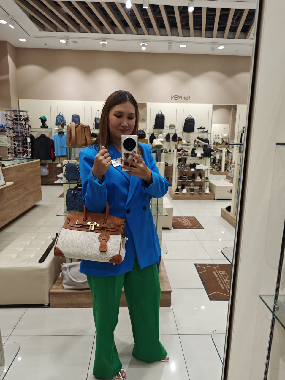 Актуальные сумки👜&lt;br&gt;
&lt;br&gt;
Сумки-багеты - вдохновлены сумками Miu Miu. Несомненный плюс - вместительность👍и бутылка воды, и зонт, много что влезает😅&lt;br&gt;
&lt;br&gt;
Ссылка на чёрную здесь (фото 1), молочную чуть поменьше здесь (фото 3).&lt;br&gt;
&lt;br&gt;
Сумка-хобо - фото 5, также плюс во вместимости👍&lt;br&gt;
&lt;br&gt;
Сумка-сэтчел вдохновлённая Hermes, фото 4. Смотрится благородно, под летний гардероб - идеально. Открыть ее целая процессия - там есть замочек, как будто несешь сумку-сейф😎а внутри все кожа. &lt;br&gt;
&lt;br&gt;
Сумка-плетенка для курортного настроения, фото 2. Внутри есть мешочек чтобы ни одно солнцезащитное средство не выпало🔥&lt;br&gt;
&lt;br&gt;
Пользуйтесь моим промокодом:&lt;br&gt;
DAYANA5, даст скидку 5% на сумму от 4999 р. title=