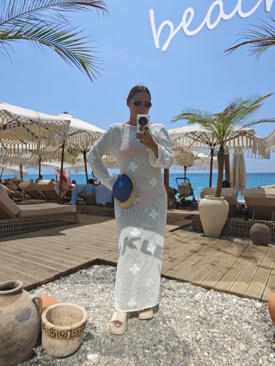 Пляжная мода🌴&lt;br&gt;
&lt;br&gt;
Нашу кружевную свадьбу с мужем мы решили отметить в уже знакомом для вас месте - пляжном клубе среди кружев🩶&lt;br&gt;
&lt;br&gt;
Очень кстати, увидела в местном турецком масс-маркете классную тунику и рубашку для мужа👩&zwj;❤️&zwj;👨. Качественные и долгоноские вещи, 100% хлопок👍И цена при этом, не поверите, за все вместе (туника + рубашка) - 3200 р.&lt;br&gt;
&lt;br&gt;
Вообще хочу сделать отдельный пост про турецкие бренды, в которые точно стоит заглянуть, если будете здесь... Спойлер: все самое лучшее Турция производит для себя и продает здесь. В Россию почему-то не все коллекции приходят и по другим совершенно ценам🫠&lt;br&gt;
&lt;br&gt;
Если хотите подборку, ставьте 🔥. title=