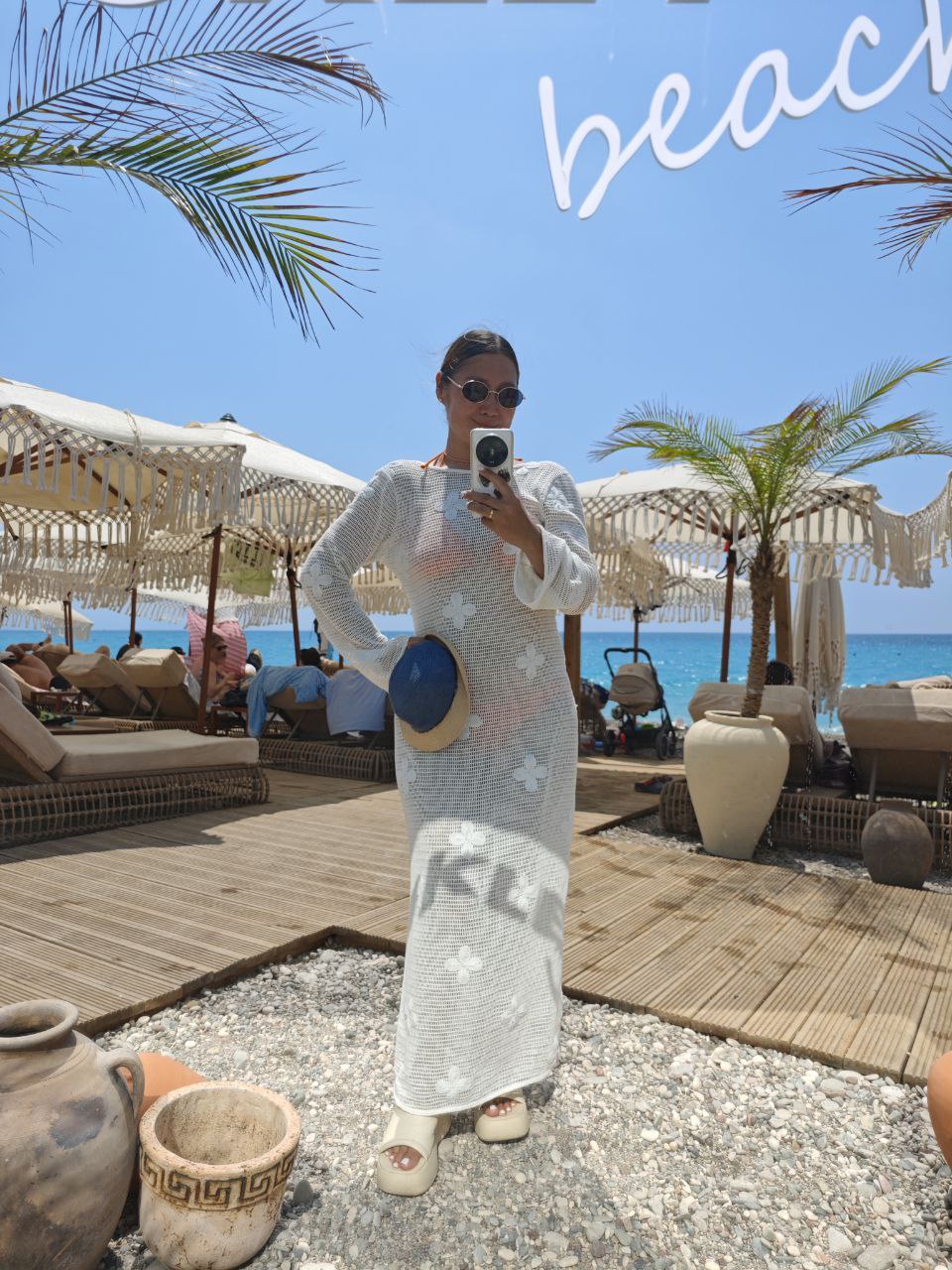 Пляжная мода🌴&lt;br&gt;
&lt;br&gt;
Нашу кружевную свадьбу с мужем мы решили отметить в уже знакомом для вас месте - пляжном клубе среди кружев🩶&lt;br&gt;
&lt;br&gt;
Очень кстати, увидела в местном турецком масс-маркете классную тунику и рубашку для мужа👩&zwj;❤️&zwj;👨. Качественные и долгоноские вещи, 100% хлопок👍И цена при этом, не поверите, за все вместе (туника + рубашка) - 3200 р.&lt;br&gt;
&lt;br&gt;
Вообще хочу сделать отдельный пост про турецкие бренды, в которые точно стоит заглянуть, если будете здесь... Спойлер: все самое лучшее Турция производит для себя и продает здесь. В Россию почему-то не все коллекции приходят и по другим совершенно ценам🫠&lt;br&gt;
&lt;br&gt;
Если хотите подборку, ставьте 🔥 title=