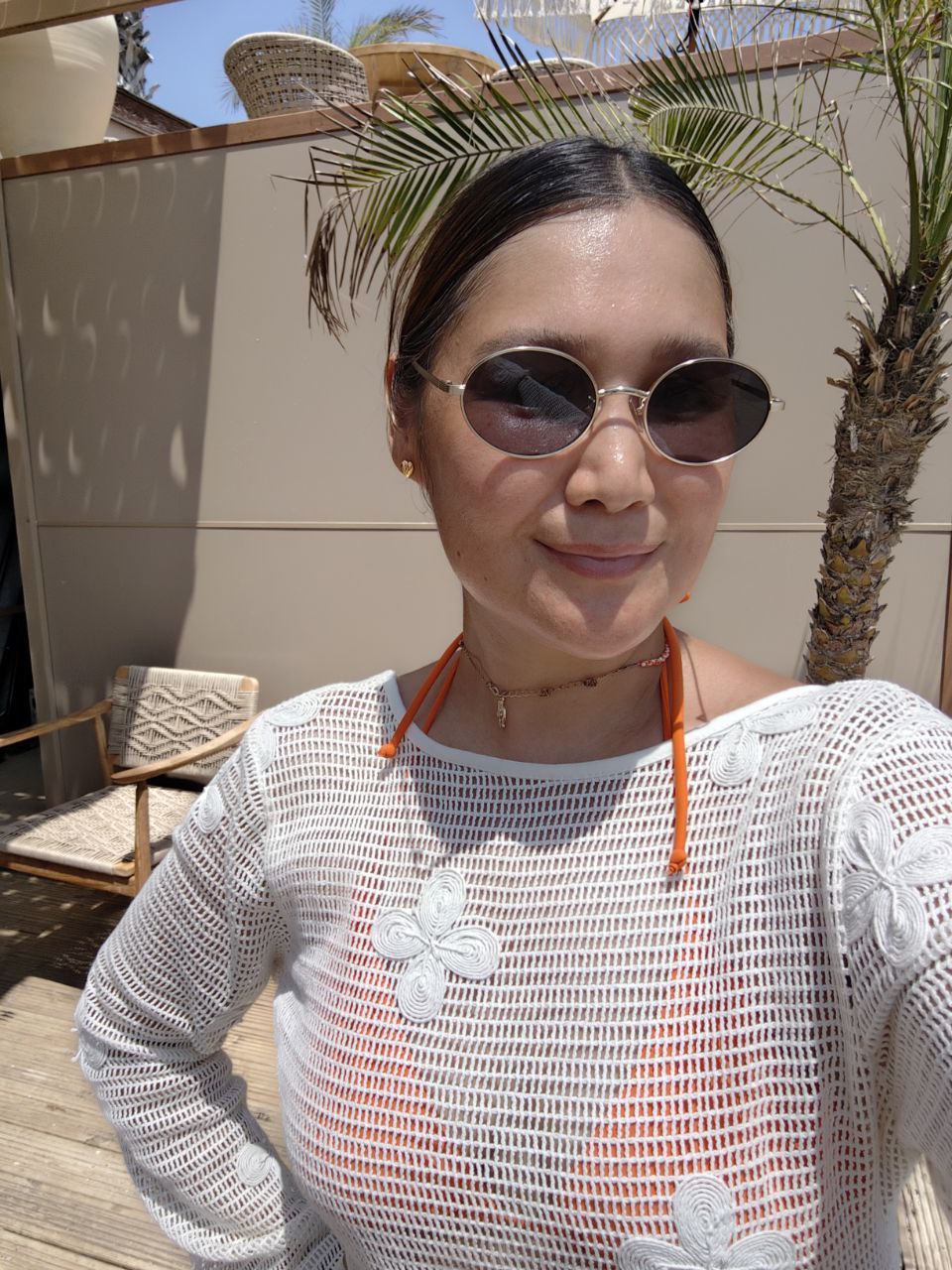 Пляжная мода🌴&lt;br&gt;
&lt;br&gt;
Нашу кружевную свадьбу с мужем мы решили отметить в уже знакомом для вас месте - пляжном клубе среди кружев🩶&lt;br&gt;
&lt;br&gt;
Очень кстати, увидела в местном турецком масс-маркете классную тунику и рубашку для мужа👩&zwj;❤️&zwj;👨. Качественные и долгоноские вещи, 100% хлопок👍И цена при этом, не поверите, за все вместе (туника + рубашка) - 3200 р.&lt;br&gt;
&lt;br&gt;
Вообще хочу сделать отдельный пост про турецкие бренды, в которые точно стоит заглянуть, если будете здесь... Спойлер: все самое лучшее Турция производит для себя и продает здесь. В Россию почему-то не все коллекции приходят и по другим совершенно ценам🫠&lt;br&gt;
&lt;br&gt;
Если хотите подборку, ставьте 🔥. title=