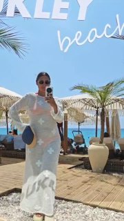 Пляжная мода🌴&lt;br&gt;
&lt;br&gt;
Нашу кружевную свадьбу с мужем мы решили отметить в уже знакомом для вас месте - пляжном клубе среди кружев🩶&lt;br&gt;
&lt;br&gt;
Очень кстати, увидела в местном турецком масс-маркете классную тунику и рубашку для мужа👩&zwj;❤️&zwj;👨. Качественные и долгоноские вещи, 100% хлопок👍И цена при этом, не поверите, за все вместе (туника + рубашка) - 3200 р.&lt;br&gt;
&lt;br&gt;
Вообще хочу сделать отдельный пост про турецкие бренды, в которые точно стоит заглянуть, если будете здесь... Спойлер: все самое лучшее Турция производит для себя и продает здесь. В Россию почему-то не все коллекции приходят и по другим совершенно ценам🫠&lt;br&gt;
&lt;br&gt;
Если хотите подборку, ставьте 🔥. title=