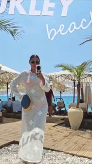 Пляжная мода🌴&lt;br&gt;
&lt;br&gt;
Нашу кружевную свадьбу с мужем мы решили отметить в уже знакомом для вас месте - пляжном клубе среди кружев🩶&lt;br&gt;
&lt;br&gt;
Очень кстати, увидела в местном турецком масс-маркете классную тунику и рубашку для мужа👩&zwj;❤️&zwj;👨. Качественные и долгоноские вещи, 100% хлопок👍И цена при этом, не поверите, за все вместе (туника + рубашка) - 3200 р.&lt;br&gt;
&lt;br&gt;
Вообще хочу сделать отдельный пост про турецкие бренды, в которые точно стоит заглянуть, если будете здесь... Спойлер: все самое лучшее Турция производит для себя и продает здесь. В Россию почему-то не все коллекции приходят и по другим совершенно ценам🫠&lt;br&gt;
&lt;br&gt;
Если хотите подборку, ставьте 🔥. title=