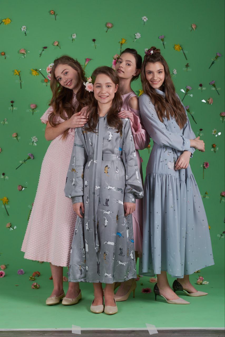 Моя стилизация платьев Dreams от Алёны Ахмадуллиной - год 2019🤩&lt;br&gt;
&lt;br&gt;
Это был фотодень для юных моделей🌺&lt;br&gt;
В сказочной стилистике бренда🐇&lt;br&gt;
&lt;br&gt;
Люблю работать не только со взрослыми, но и с детьми, подростками🤍 title=